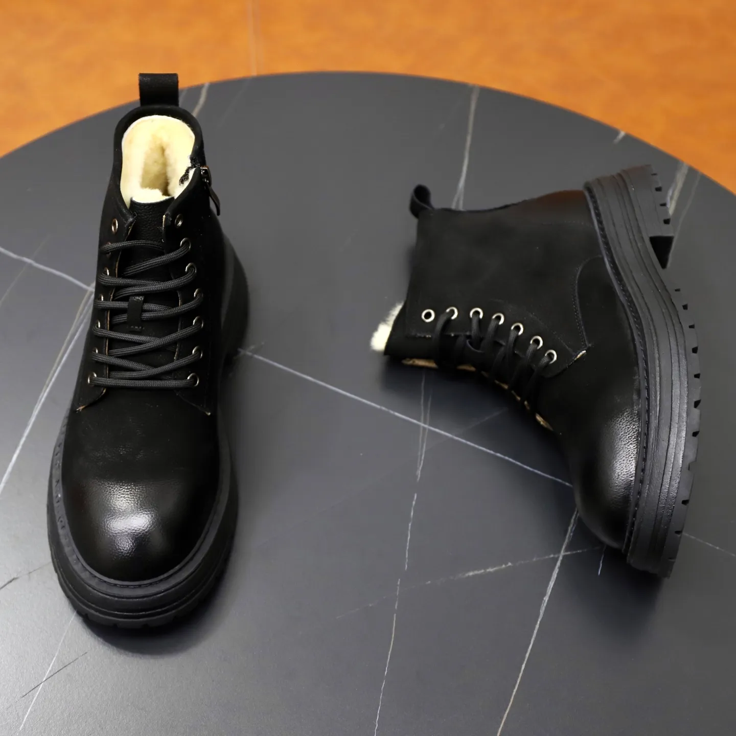Ex-factory price: 680💰Thick wool imported from Australia Brand: UGG genuine purchasing agent Size: 38-44 (customized in 45) Grade: Official website 1:1 Material: First-layer genuine leather waterproof and antifreeze upper Real wool lining Original non-slip Soft wear-resistant outsole Style category: Men's casual shoes Trendy style Comfortable on the feet Color: Official website color synchronization